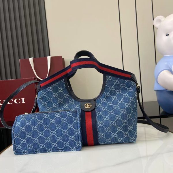 i1757313525486_2805_0_0 Gucci Giglio collection launches a smaller version. This tote bag made its debut at the brand's 2026 early spring fashion show in Florence
