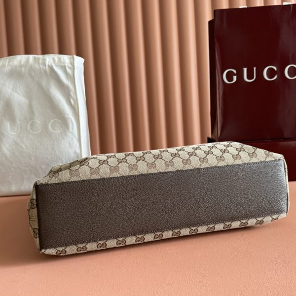 i1758881746_1599_1 The Gucci Beatrix handbag collection is crafted with black cowhide material and adorned with iconic horseneck buckle details on the shoulder strap