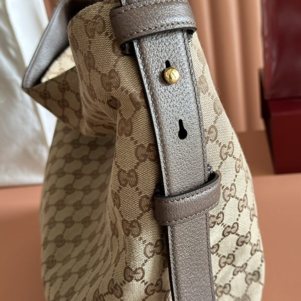 i1758881746_4526_6 The Gucci Beatrix handbag collection is crafted with black cowhide material and adorned with iconic horseneck buckle details on the shoulder strap