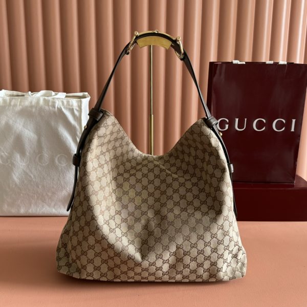 i1758881746_458_7 The Gucci Beatrix handbag collection is crafted with black cowhide material and adorned with iconic horseneck buckle details on the shoulder strap