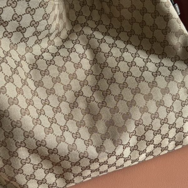 i1758881746_495_4 The Gucci Beatrix handbag collection is crafted with black cowhide material and adorned with iconic horseneck buckle details on the shoulder strap