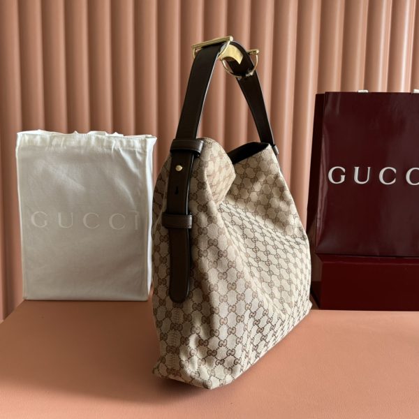 i1758881746_7579_2 The Gucci Beatrix handbag collection is crafted with black cowhide material and adorned with iconic horseneck buckle details on the shoulder strap