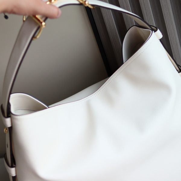 The Gucci Beatrix handbag series is crafted with black cowhide material and is meticulously crafted