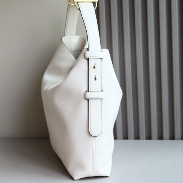 The Gucci Beatrix handbag series is crafted with black cowhide material and is meticulously crafted