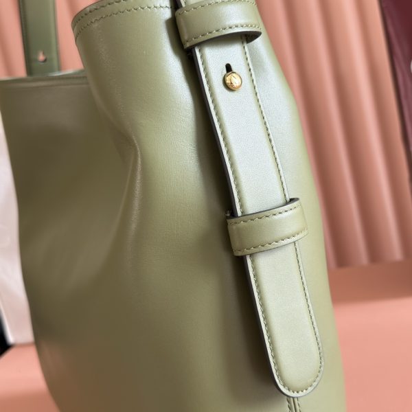 The Gucci Beatrix handbag series is crafted with black cowhide material and is meticulously crafted