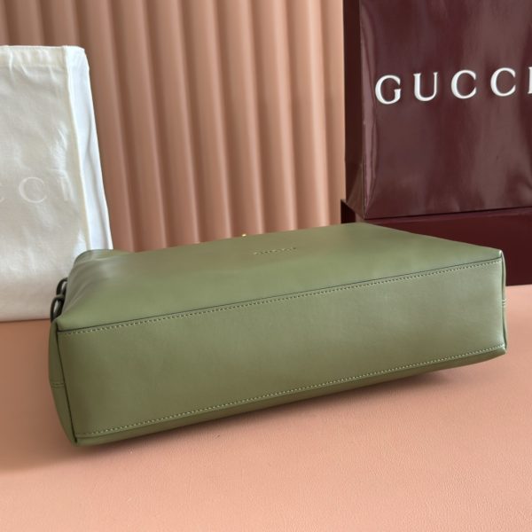 The Gucci Beatrix handbag series is crafted with black cowhide material and is meticulously crafted