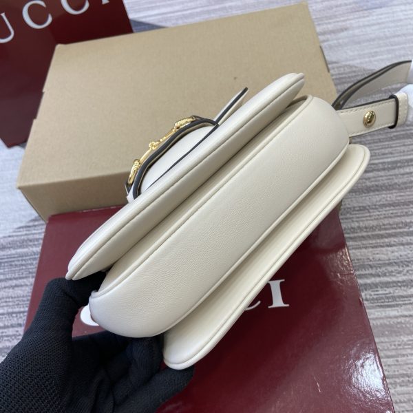 i1760515502273_8760_0_5 The Gucci Horsebit shoulder bag reproduces the brand's equestrian style design, incorporating light gold details and smooth soft leather