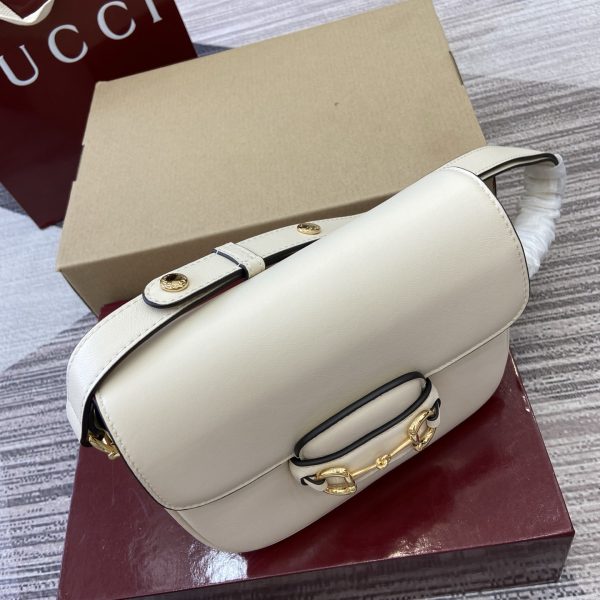 i1760515503457_6134_0_3 The Gucci Horsebit shoulder bag reproduces the brand's equestrian style design, incorporating light gold details and smooth soft leather