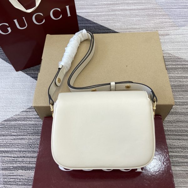 i1760515503466_2478_0_1 The Gucci Horsebit shoulder bag reproduces the brand's equestrian style design, incorporating light gold details and smooth soft leather