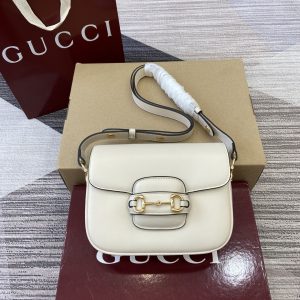 i1760515507310_3047_0_0 The Gucci Horsebit shoulder bag reproduces the brand's equestrian style design, incorporating light gold details and smooth soft leather