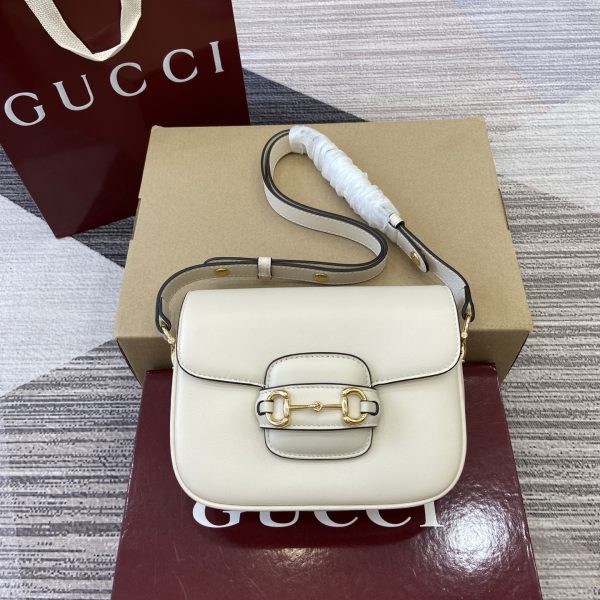 i1760515507310_3047_0_0 The Gucci Horsebit shoulder bag reproduces the brand's equestrian style design, incorporating light gold details and smooth soft leather