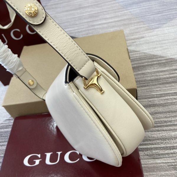 i1760515507407_9338_0_2 The Gucci Horsebit shoulder bag reproduces the brand's equestrian style design, incorporating light gold details and smooth soft leather