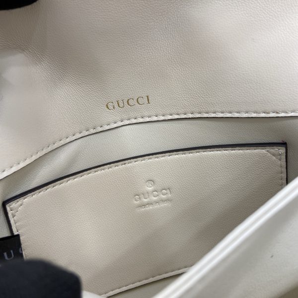 i1760515507532_2233_0_9 The Gucci Horsebit shoulder bag reproduces the brand's equestrian style design, incorporating light gold details and smooth soft leather