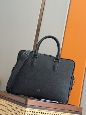 i1762319560078_406_0_0 This CD Icon zippered briefcase is a new product in the 20225 winter men's clothing series