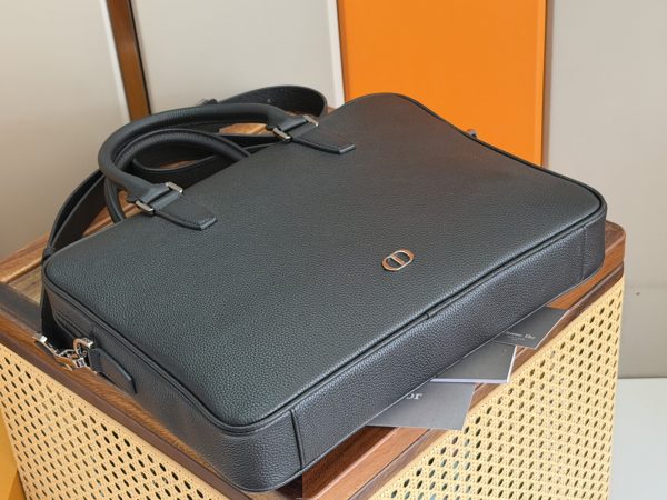 i1762319560184_1584_0_3 This CD Icon zippered briefcase is a new product in the 20225 winter men's clothing series
