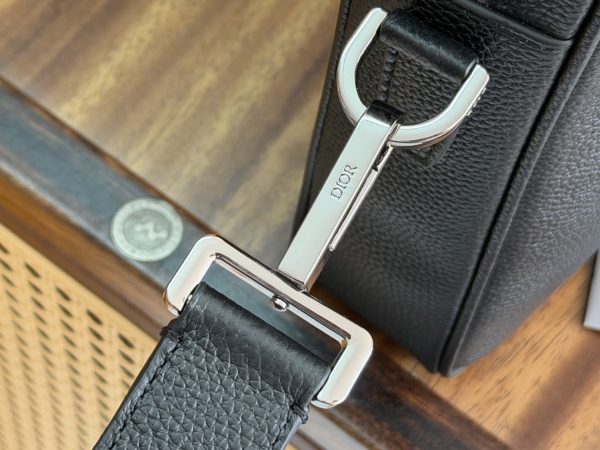 i1762319562212_2102_0_7 This CD Icon zippered briefcase is a new product in the 20225 winter men's clothing series