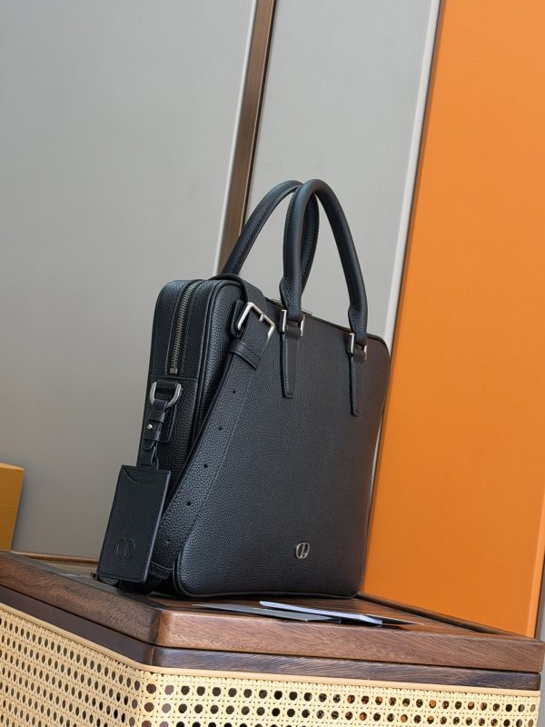 i1762319562218_468_0_1 This CD Icon zippered briefcase is a new product in the 20225 winter men's clothing series