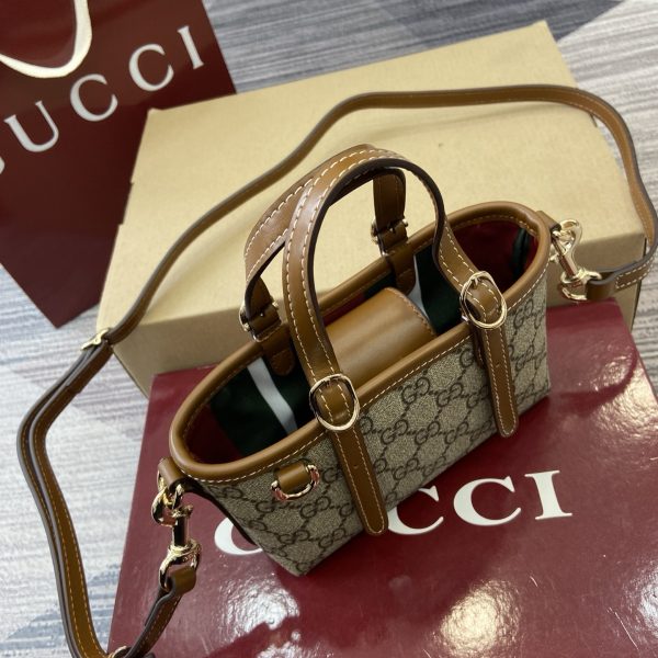 i1763104963358_6824_0_3 The GG Emblem series presents a variety of modern and stylish women's small leather items with ingenuity