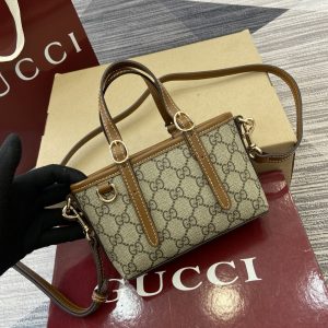 The GG Emblem series presents a variety of modern and stylish women's small leather items with ingenuity