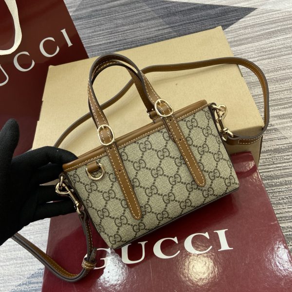 i1763104967185_9888_0_5 The GG Emblem series presents a variety of modern and stylish women's small leather items with ingenuity