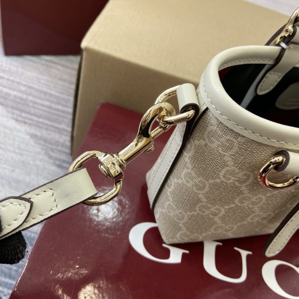 i1763104971428_4987_0_4 The GG Emblem series presents a variety of modern and stylish women's small leather items with ingenuity
