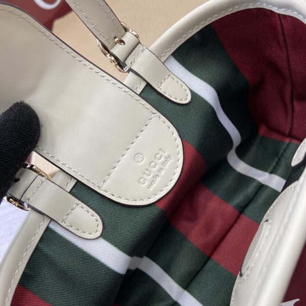 i1763104973945_1345_0_10 The GG Emblem series presents a variety of modern and stylish women's small leather items with ingenuity