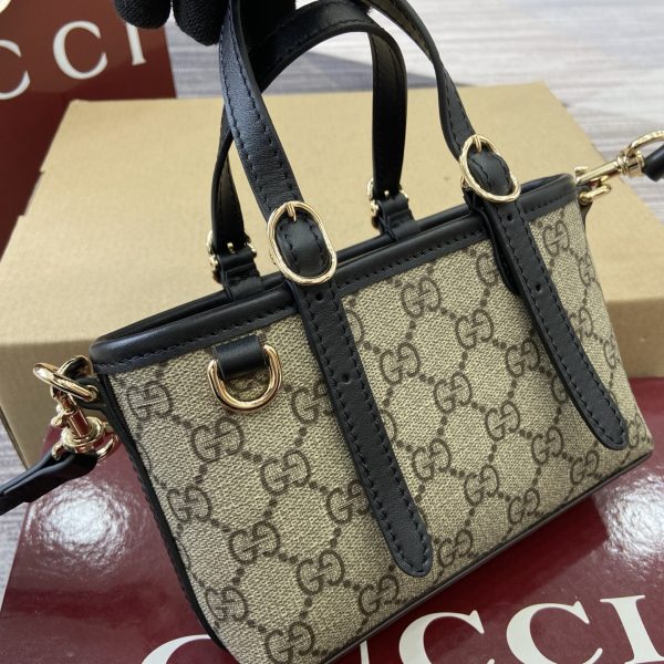 i1763104987754_8921_0_5 The GG Emblem series presents a variety of modern and stylish women's small leather items with ingenuity