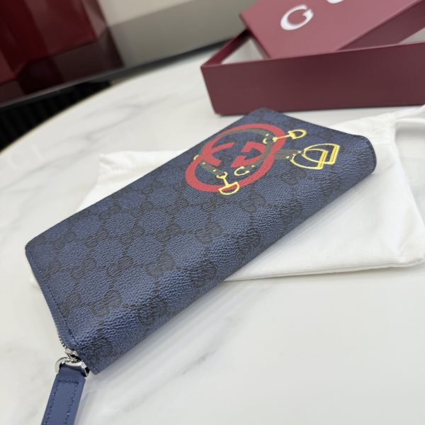 i1769849507643_2824_0_9 Interlocking double G and stirrup prints embellish various small leather items, showcasing festive colors. This pattern is eye-catching and embellished on this fully zippered wallet made of soft GG Supreme