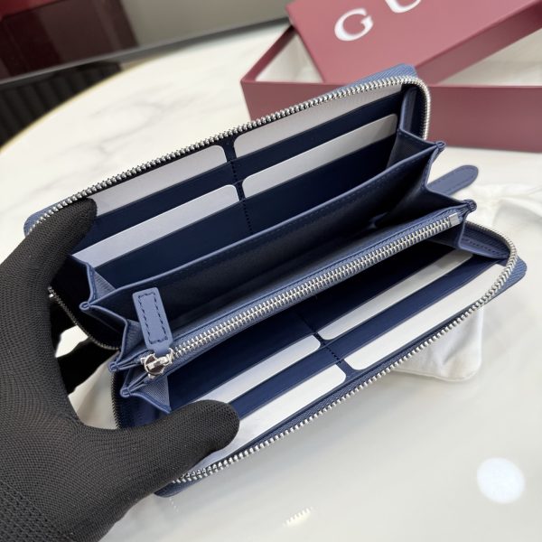 i1769849525733_4013_0_8 Interlocking double G and stirrup prints embellish various small leather items, showcasing festive colors. This pattern is eye-catching and embellished on this fully zippered wallet made of soft GG Supreme