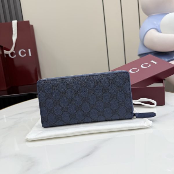 i1769849525772_6143_0_2 Interlocking double G and stirrup prints embellish various small leather items, showcasing festive colors. This pattern is eye-catching and embellished on this fully zippered wallet made of soft GG Supreme