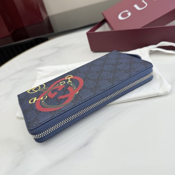 i1769849525794_2913_0_3 Interlocking double G and stirrup prints embellish various small leather items, showcasing festive colors. This pattern is eye-catching and embellished on this fully zippered wallet made of soft GG Supreme