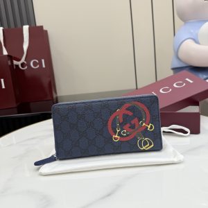 i1769849531903_2583_0_0 Interlocking double G and stirrup prints embellish various small leather items, showcasing festive colors. This pattern is eye-catching and embellished on this fully zippered wallet made of soft GG Supreme
