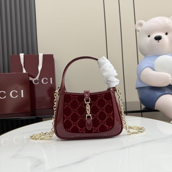 i1769933885271_1496_0_0 The Gucci Jackie 1961 handbag features its iconic piston closure and symbolic design