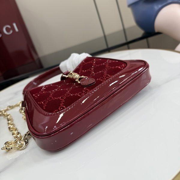 i1769933897236_6473_0_9 The Gucci Jackie 1961 handbag features its iconic piston closure and symbolic design