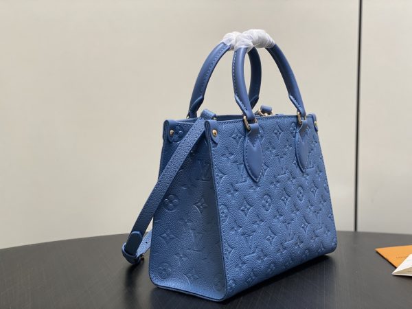 i1774295808571_9940_0_1 The OnTheGo small handbag is made of Monogram Empreinte sn leather