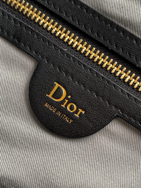 i1775341324729_5544_0_8 This Dior Jett messenger bag was created by Jonathan Anderson for his Dior debut collection