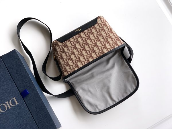 i1775341325500_2426_0_4 This Dior Jett messenger bag was created by Jonathan Anderson for his Dior debut collection